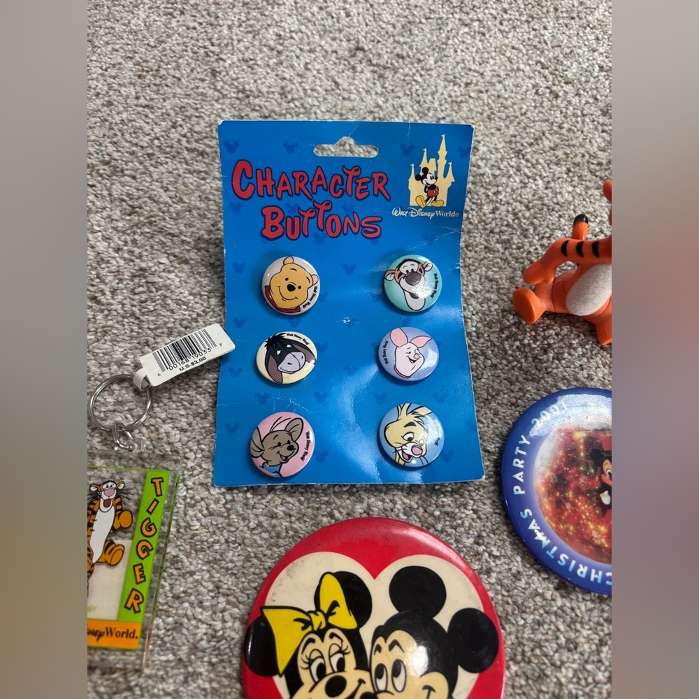 Vintage Disneyland/Walt Disney World Lot Character Buttons Pins Keychains - Picture 10 of 11